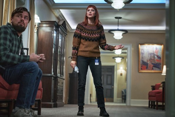 Dr. Randall Mindy (Leonardo DiCaprio), nerdiger Prof mit Bart und Panikattacken, und die Doktorandin Kate Dibiasky (Jennifer Lawrence).