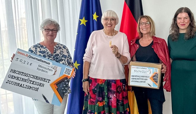 50.278 Unterschriften übergaben Anne Webert, Susanne Stiefel und Jeannette Gusko (v.l.) an Staatsministerin Claudia Roth (2.v.l.). Foto: Forum Gemeinnütziger Journalismus