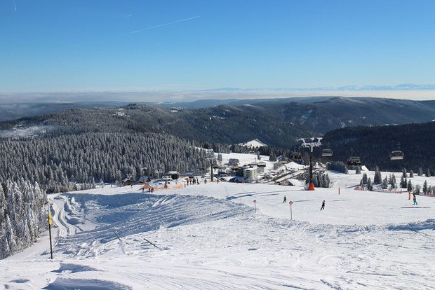 Feldberg ganz in weiß (definitiv ein Archivbild). Foto: Dirk Schmidt/Wikimedia, CC BY-SA 3.0