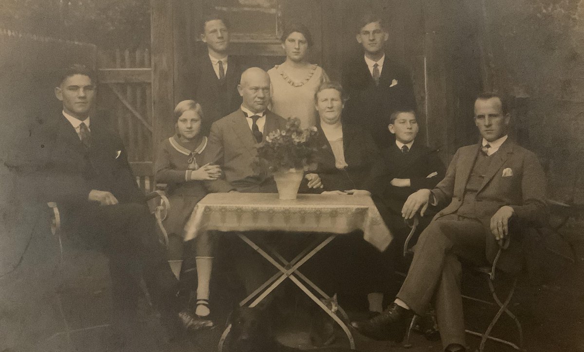 Familie Oster um 1926, die Eltern Karl und Rosa inmitten ihrer Kinder. Ganz rechts: Sohn Carl. Foto: Rosemarie Oster-Grellety