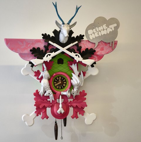 Findige schaffen es auch, in der Kuckucksuhr "Deine Heimat" von Stefan Strumbel zu Selbst- und Welterkenntnis zu gelangen.  Findige schaffen es auch, in der Kuckucksuhr "Deine Heimat" von Stefan Strumbel zu Selbst- und Welterkenntnis zu gelangen.