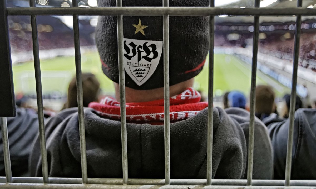 Ausweis dabei? Personenkontrollen vor dem Stadion gehören künftig wohl eher mit zum Spiel. Foto: Joachim E. Röttgers