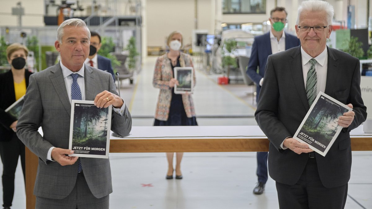Vereinbart und vergessen: der grün-schwarze Koalitionsvertrag, 2021 stolz präsentiert von Thomas Strobl und Winfried Kretschmann (vorne, v.l.). Foto: Joachim E. Röttgers