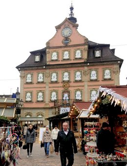 Weihnachtsmarkt am Gmünder Rathaus. Foto: Kontext
