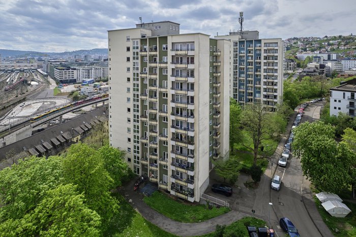 Die Vonovia-Hochhäuser Mönchstraße 3 und 5, links hinten der Stuttgarter Hauptbahnhof.