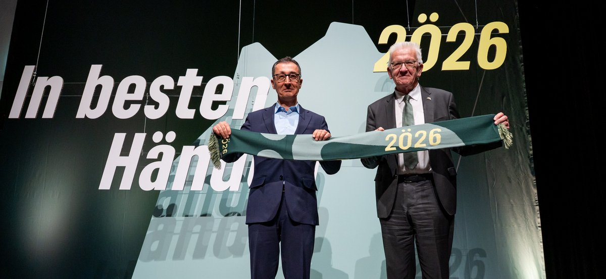 Cem Özdemir und Winfried Kretschmann feiern sich und die Werbekampagne der Grünen auf dem Parteitag in Heidenheim. Fotos: Jens Volle