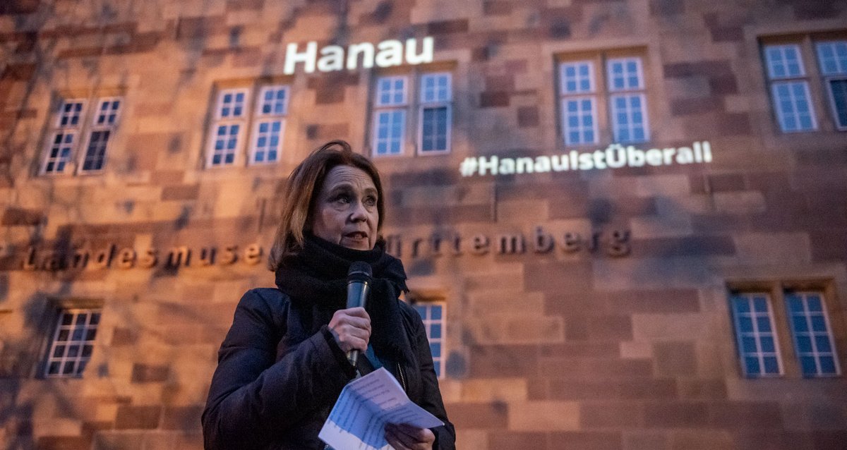 Aktion Nummer 4: Bei einer Lichtinstallation am Alten Schloss spricht Landeswissenschaftsministerin Petra Olschowski (Grüne).