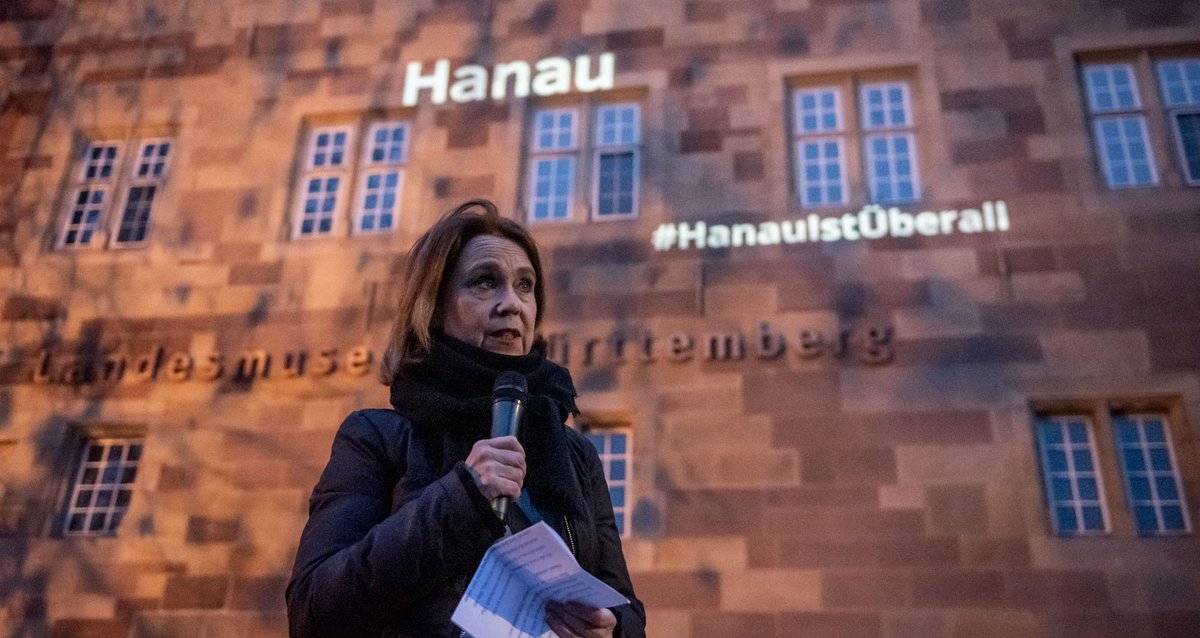 Aktion Nummer 4: Bei einer Lichtinstallation am Alten Schloss spricht Landeswissenschaftsministerin Petra Olschowski (Grüne).