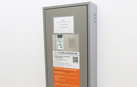 Wem auf der fehleranfälligen VVS-Seite eine Buchung glückt, muss das dann dem metallenen Parkwächter vermitteln.