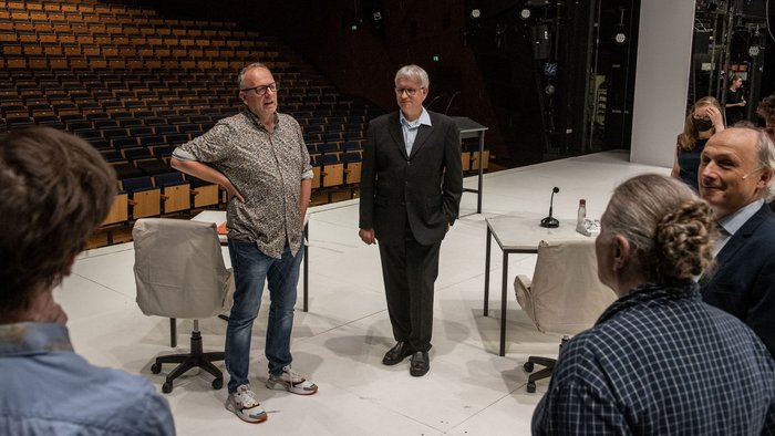 Jürgen Resch mit Intendant Burkhard C. Kosminski. Rechts der Schauspieler Boris Burgstaller, der in "Ökozid" die Rolle Reschs als Daimler-Kritiker und Zeuge der Anklage übernimmt.