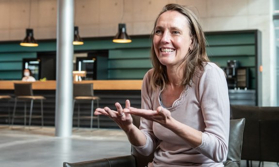 Tina Brüggemann, Leiterin Dramaturgie und Regie am Theater Aalen, bringt eine Klimagroteske auf die Bühne. Tina Brüggemann, Leiterin Dramaturgie und Regie am Theater Aalen, bringt eine Klimagroteske auf die Bühne.