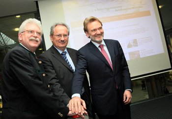 Wirtschaftsminister Martin Zeil (CSU), Münchens OB Christian  Ude (SPD) und Bahn-Vorstand Volker Kefer bei Vertragsabschluss im April 2011. Foto: DB