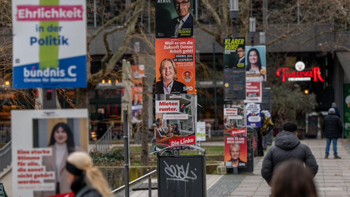 Der öffentliche Raum ist für alle da – von Wahlplakaten flankierter Fußweg am Stuttgarter Feuersee. Fotos: Jens Volle