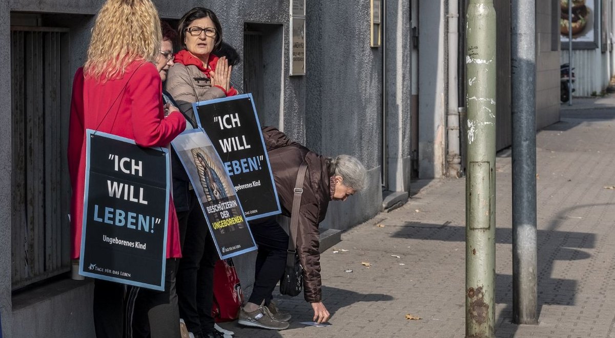 "Beschützerinnen der Ungeborenen" demonstrieren im Oktober 2018 vor Pro Familia in Pforzheim. Foto: Joachim E. Röttgers