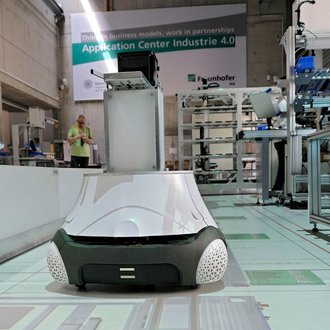 Roboter im "Application Center". Das kann Anwendungs- oder Bewerbungszentrum heißen.