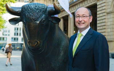 Börsenbulle (links) und Rolf Buch vor der Frankfurter Börse. Foto: Deutsche Annington