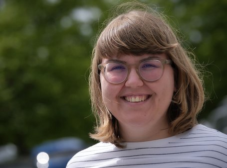 Aleksandra Grobelna spricht die Helfer:innen auf Polnisch an. Aleksandra Grobelna spricht die Helfer:innen auf Polnisch an.
