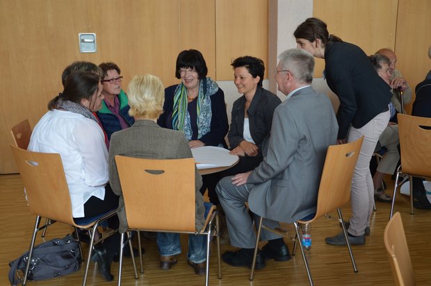 Nah dran: Gisela Erler mit BürgerInnen in Tuningen. Foto: Stami