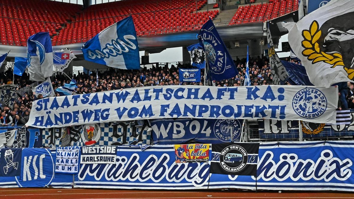 Eine Solidaritätserklärung der KSC-Ultras beim Auswärtsspiel gegen den FC Nürnberg, April 2023. Foto: privat