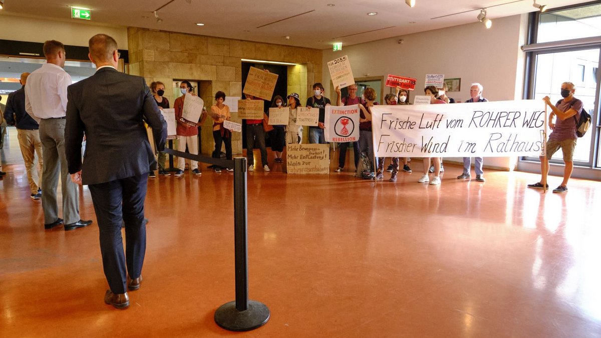 Konkrete Vorschläge für weniger CO2 und mehr Klimaschutz brachten diese Zaungäste am 27. Juli ins Rathaus mit. Fotos: Joachim E. Röttgers