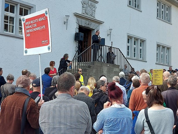 Gegenwind-Gegenwind vom "Bündnis Höri – gemeinsam für Demokratie" vor dem Öhninger Rathaus. Foto: Erhard Korn Gegenwind-Gegenwind vom "Bündnis Höri – gemeinsam für Demokratie" vor dem Öhninger Rathaus. Foto: Erhard Korn