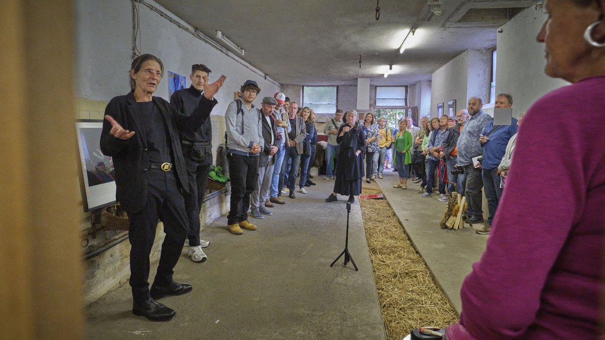 Ideengeber und Kurator Werner Lorke (links) bei der Vernissage.