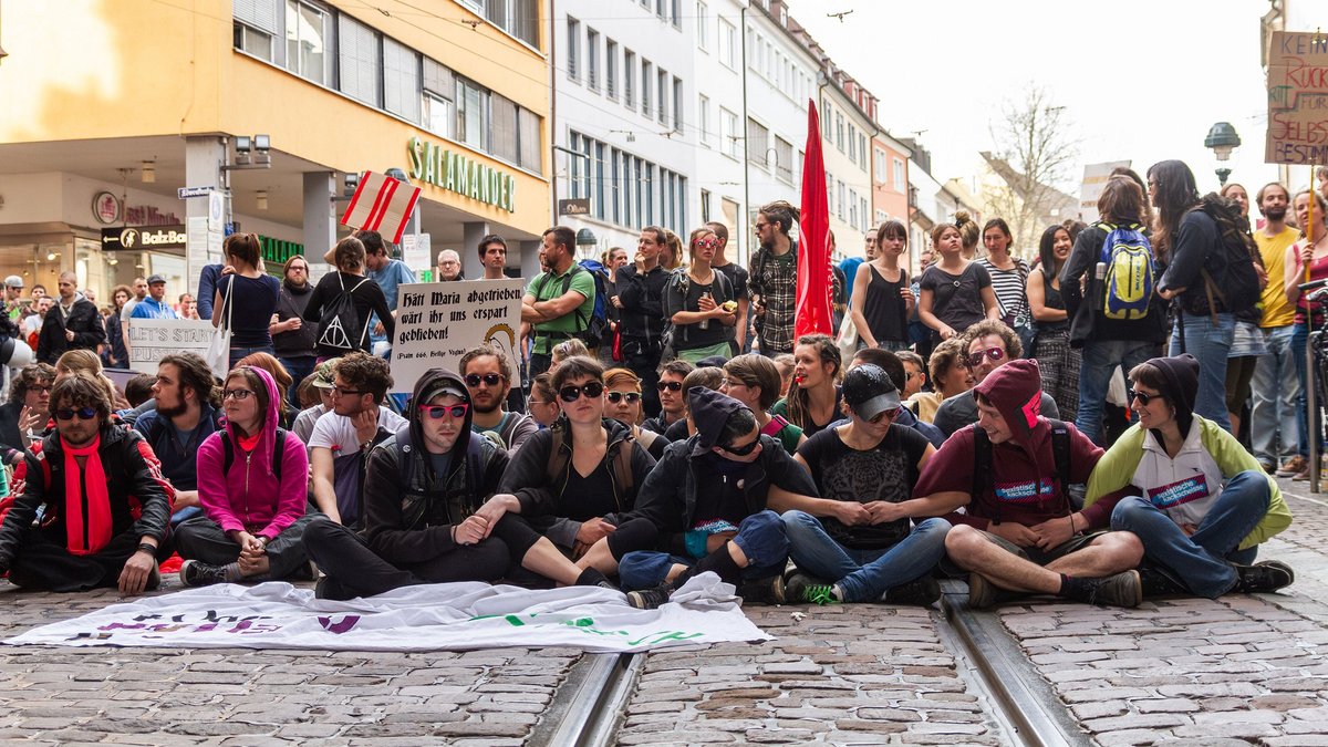 Zwar gewaltlos, aber störend: Die Blockade am 10. April 2015, die zu mehreren Strafverfahren führte. Foto: Conflict Press