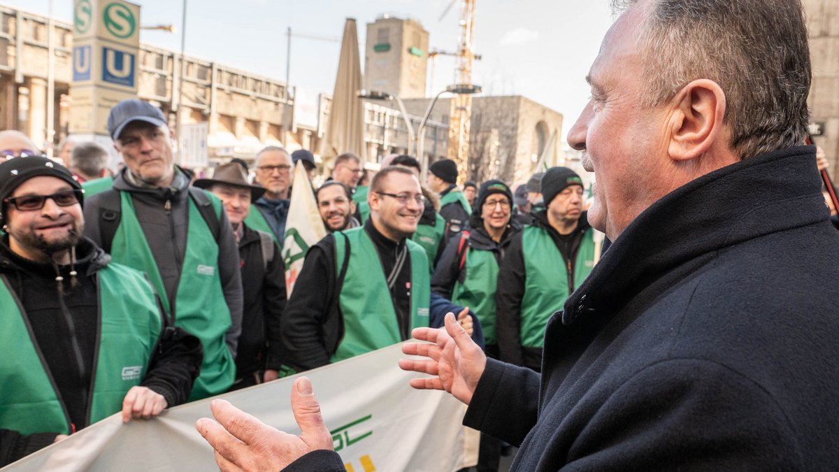 GDL-Chef Claus Weselsky am 25. Januar vor dem entkernten Stuttgarter Hauptbahnhof. Fotos: Jens Volle