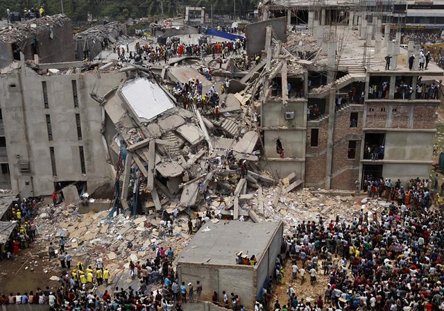 Die eingestürzte Rana-Plaza-Textilfabrik in Savar, Bangladesch. Foto: <a href="https://www.flickr.com/photos/rijans/8731789941/in/photostream/" target="_blank">Rijans</a>, <a href="http://creativecommons.org/licenses/by-sa/3.0/">CC BY-SA 3.0</a>, via Flickr