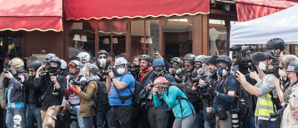 Der Maskenquotient ist vorbildlich, das Abstand-Einhalten mehr so Jens Spahn. Pressefotografen bei einer Gelbwesten-Demo in Paris, 1. Mai 2019.