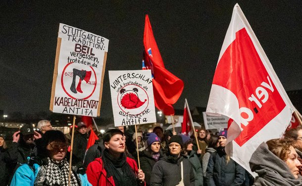 Erinnern an den antifaschistischen Auftrag: Demonstrant:innen vor dem SWR-Funkhaus am 24. Februar 2026. Foto: Jens Volle