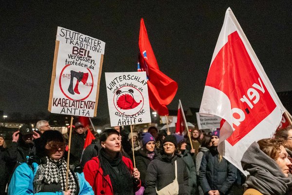 Erinnern an den antifaschistischen Auftrag: Demonstrant:innen vor dem SWR-Funkhaus am 24. Februar 2026. Foto: Jens Volle
