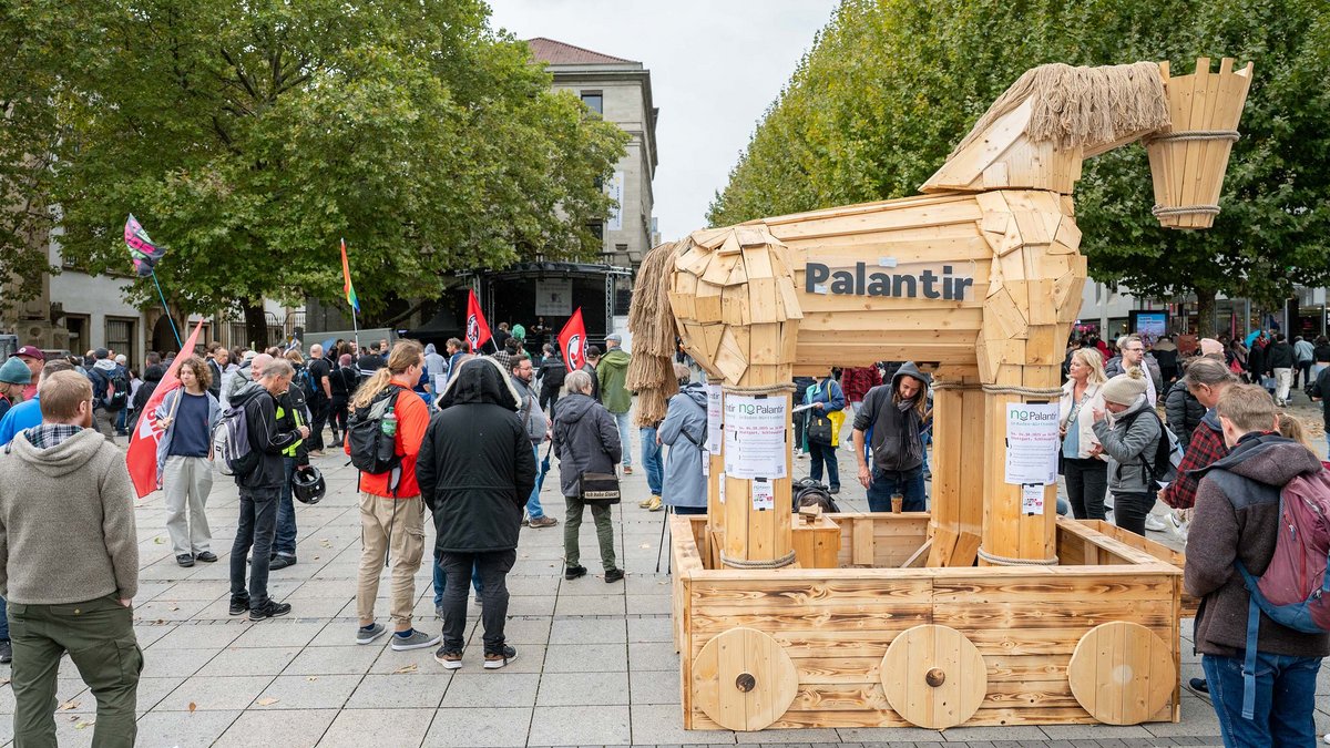 Kundgebung des Bündnisses "Kein Palantir BW" mit trojanischem Pferd, Oktober 2025. Fotos: Jens Volle