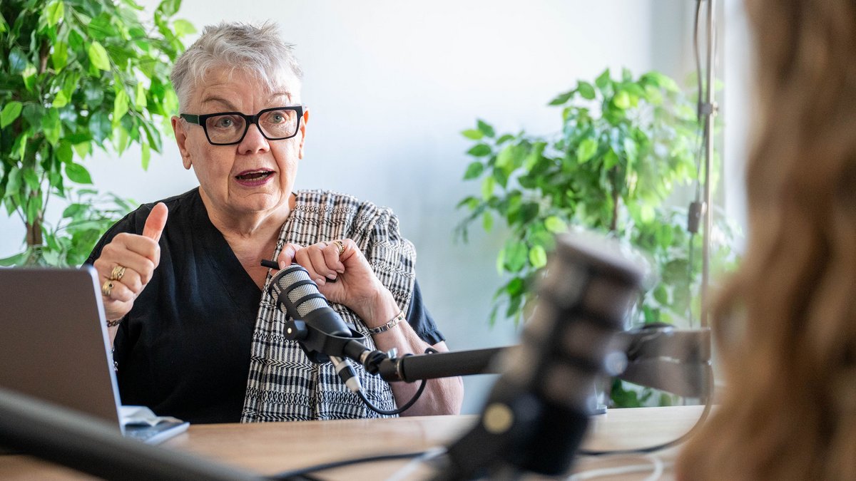 Probeaufnahme für den neuen Kontext-Podcast mit Johanna Henkel-Waidhofer (links) und Linda Roth im Studio von STUGGI.TV. Foto: Jens Volle