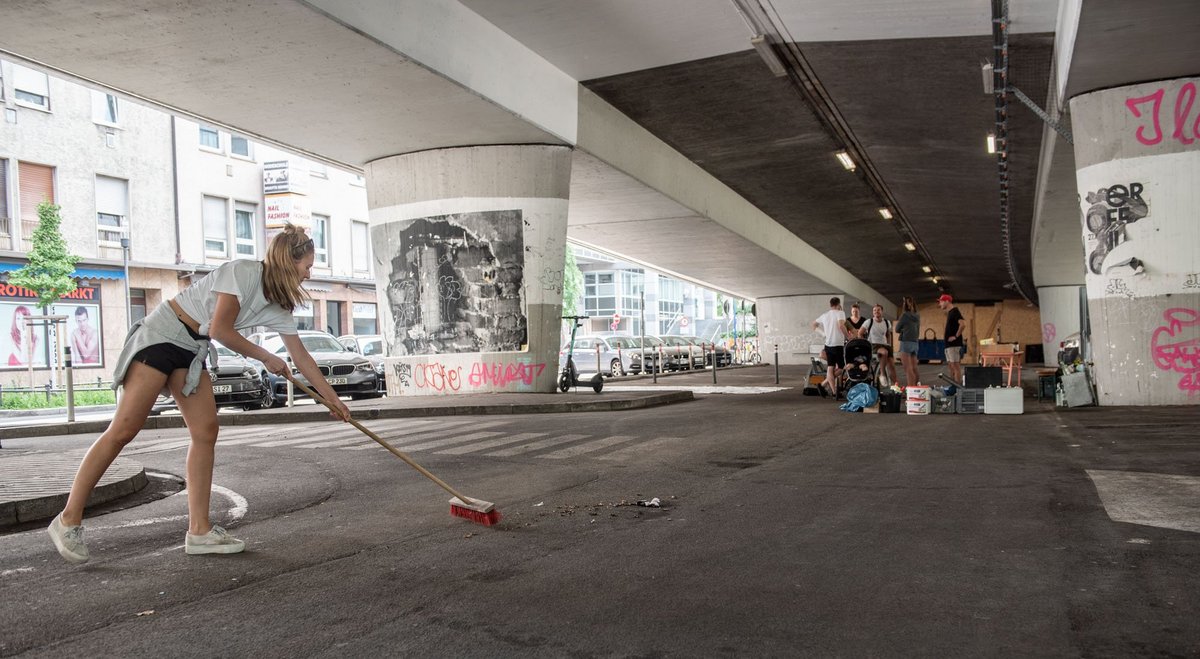 Unter der Paulinenbrücke am Ö-Platz: Lena von den Stadtlücken beim Großreinemachen. Fotos: Jens Volle