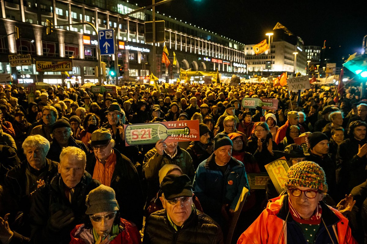 Gedränge trotz Nieselregen gab's auf dem Arnulf-Klett-Platz zur 500sten Montagsdemo. Fotos: Julian Rettig