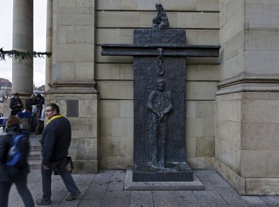 Eugen-Bolz-Denkmal des Bildhauers Alfred Hrdlicka am Stuttgarter Königsbau. Foto: Joachim E. Röttgers