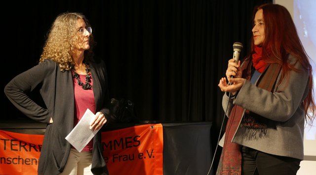 Irene Jung (links) mit Regisseurin Katja Baumgarten. Foto: Thomas Morawitzky