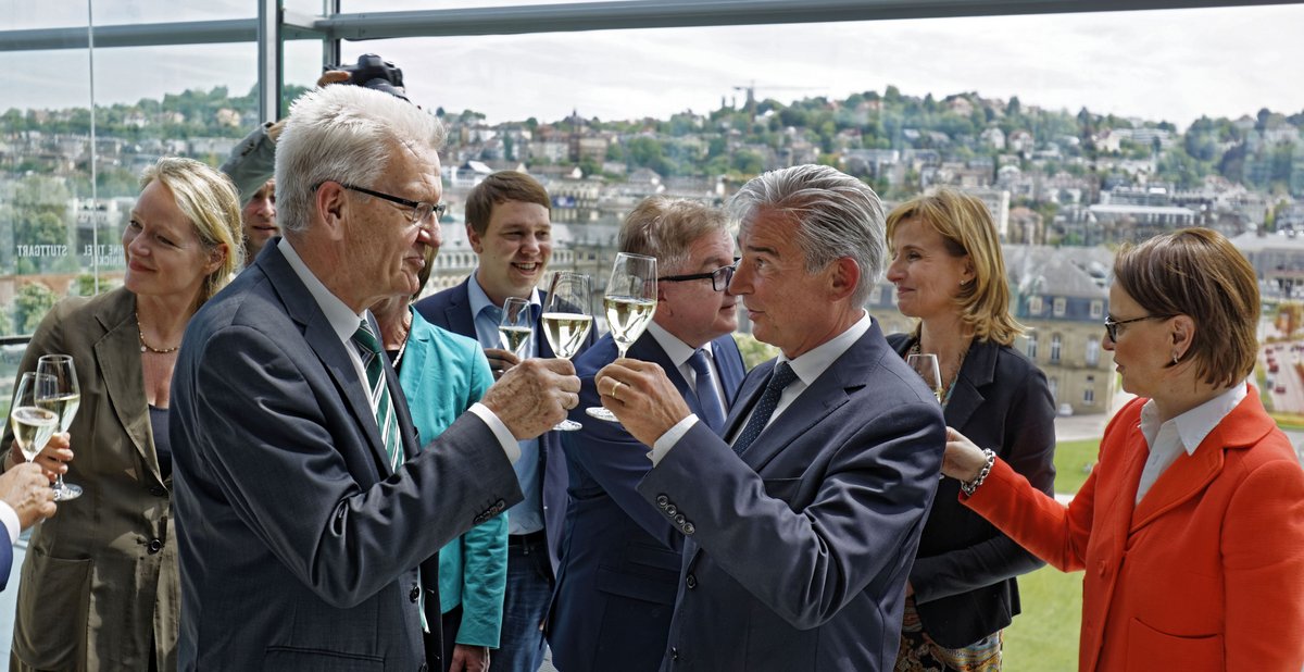 Darauf ein Stößchen! Von links: Thekla Walker, Winfried Kretschmann, Oliver Hildenbrand, Guido Wolf, Thomas Strobl, Karin Schütz und Annette Widmann-Mauz nach der Unterzeichnung des ersten grün-schwarzen Koalitionsvertrags (2016). Foto: Joachim E. Röttgers