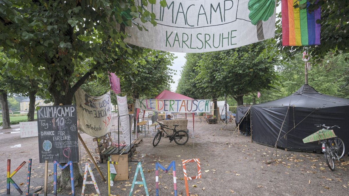 Bunt präsentiert sich das Klimacamp auf dem Karlsruher Schlossplatz. Die AktivistInnen harren dort seit Monaten aus, um die Verantwortlichen in der Stadt zu bewegen, mehr für den Klimaschutz zu tun.