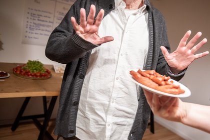 Das spätere Opfer weist die Buffet-Häppchen zurück …