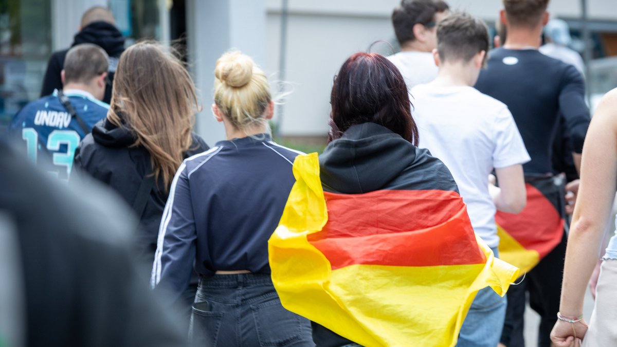 Junge Rechte am Rande der Gründung von Generation Deutschland BW, der neuen AfD-Jugendorganisation in Baden-Württemberg, im Juni 2026. Foto: Julian Rettig