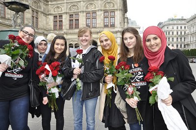 Im April 2014, zum Geburtstag des Propheten Muhammad, verteilte die IGGiÖ Rosen in ganz Österreich. Für friedliches Zusammenleben. Foto: IGGiÖ