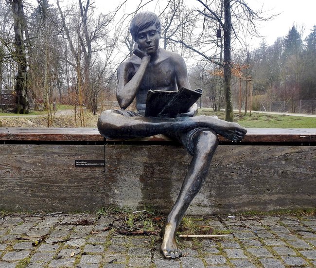An der Quelle des Neckars in Schwenningen: Skulptur "Matze liest die Neckarquelle". Foto: qwesy qwesy, CC BY 3.0