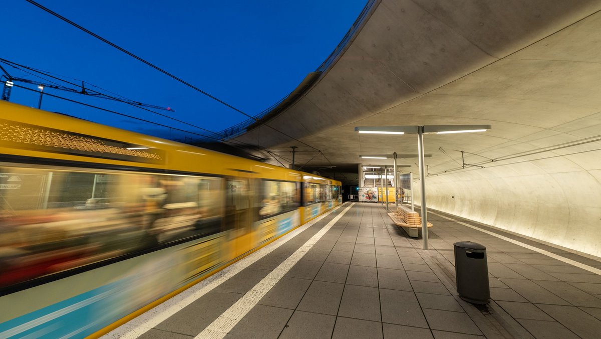 Die Haltestelle Stuttgart-Staatsgalerie, fotografiert von Jens Volle, kann sich sehen lassen, wenn sie endlich mal ganz fertig ist. Andere aber ...