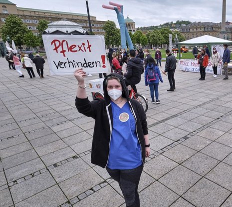 Längst akut: der Exit aus der Pflege. Am Internationalen Tag der Pflege am 12. Mai auf dem Stuttgarter Schloßplatz.