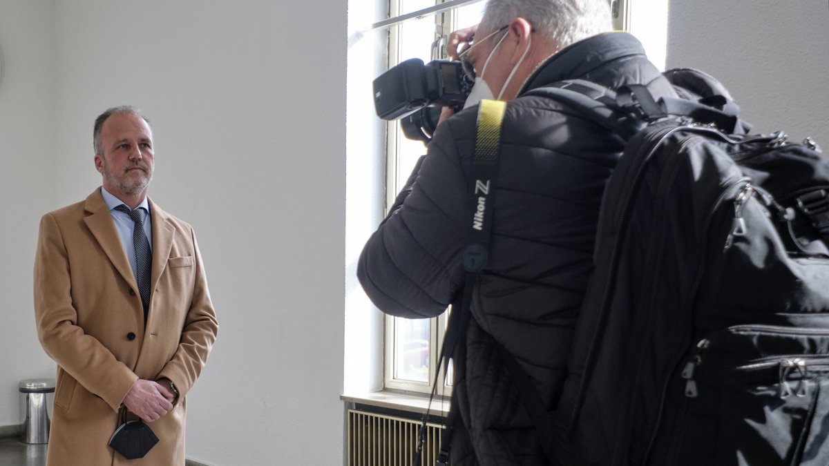 Prostitution und Publicity: John Heer bei einem seiner vielen Prozesse, hier am 24.2.2022 vor dem Stuttgarter Landgericht. Fotos: Joachim E. Röttgers Prostitution und Publicity: John Heer bei einem seiner vielen Prozesse, hier am 24.2.2022 vor dem Stuttgarter Landgericht. Fotos: Joachim E. Röttgers