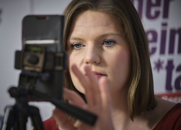 Ist der eine Termin fertig, beginnt schon der nächste – Sahra Mirow unter Strom.