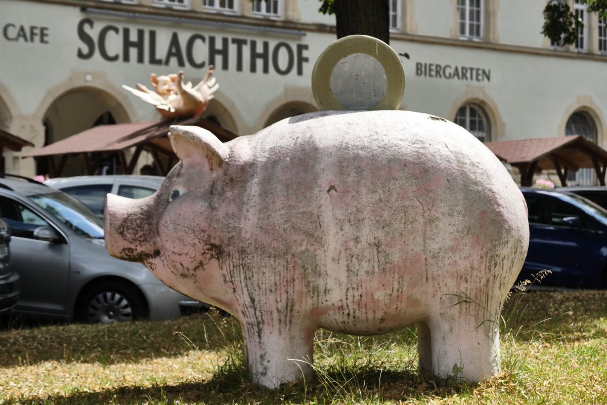 Ein Schwein vor dem Schweinemuseum in Stuttgart. Ob der eine Euro wohl noch aus dem Tier herausgepresst wird? Fotos: Joachim E. Röttgers