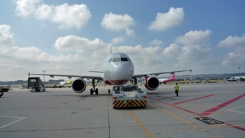 Airlines auf Sparflamme: weniger Maschinen auf dem Vorfeld. Foto: Lessat